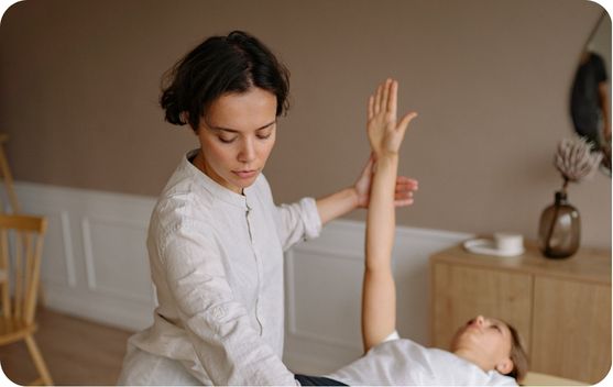 Masseur kinésithérapeute en formation en apprentissage avec le CERFAH