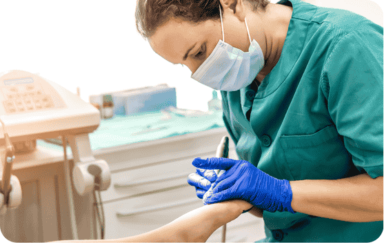 Pédicure podologue en formation en apprentissage avec le CERFAH