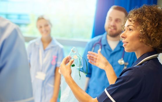 Tutrice ou maître d'apprentissage qui enseigne à ses apprentis