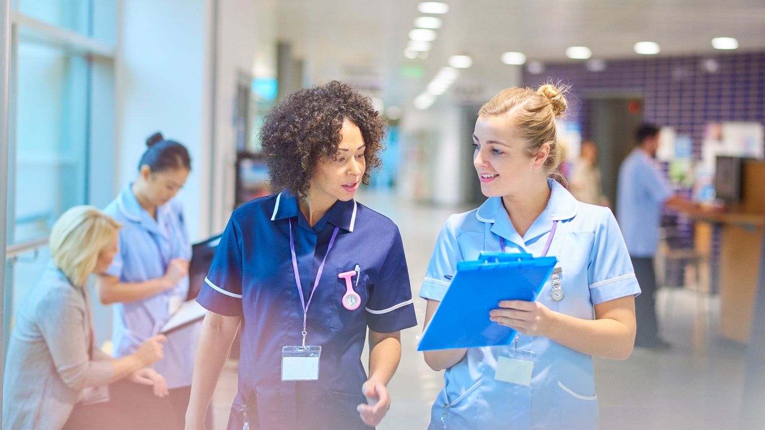 Maître d'apprentissage accompagnant une apprentie dans un établissement de santé lors d'une formation certifiante maître d'apprentissage en santé proposée par le CERFAH.
